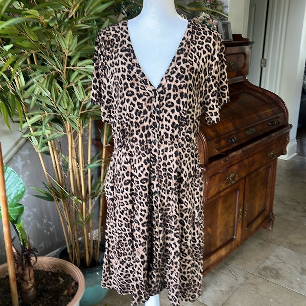 Torrid ladies animal, print short sleeve dress size 1X. Very good condition soft - Picture 3 of 10